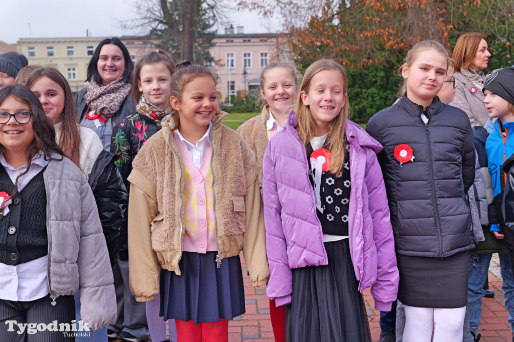 SP 1 i ZSLiA w Tucholi śpiewają hymn Polski