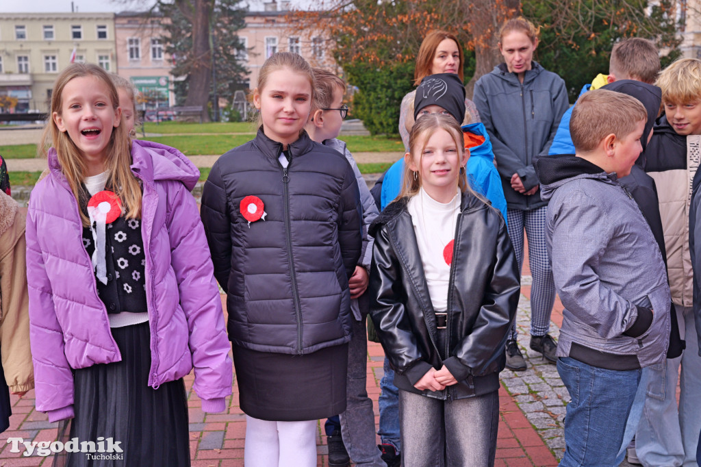 SP 1 i ZSLiA w Tucholi śpiewają hymn Polski