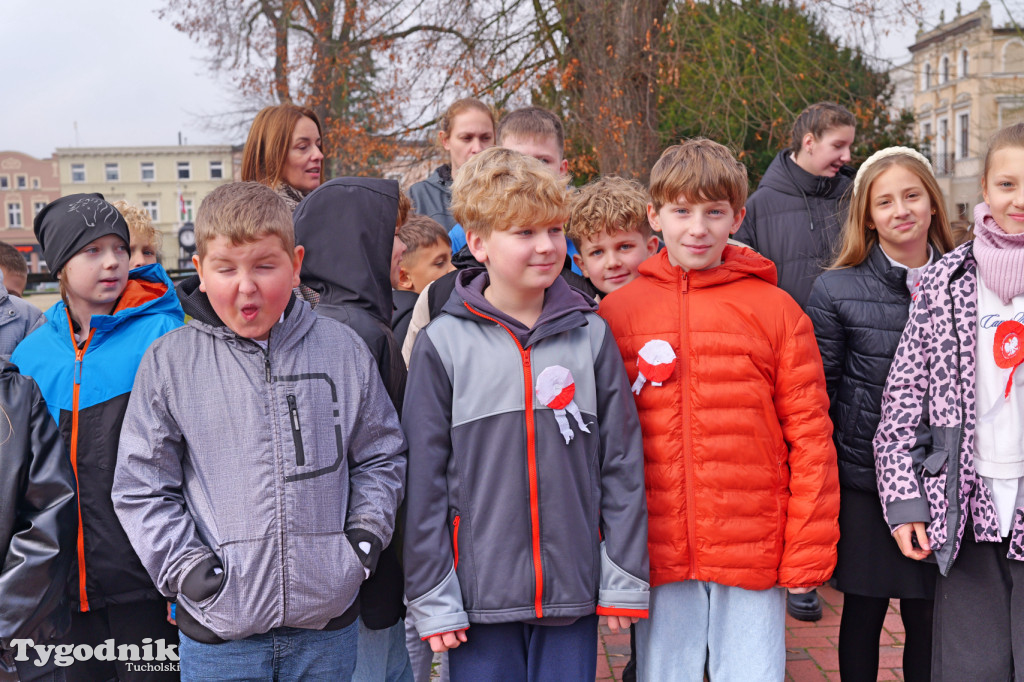 SP 1 i ZSLiA w Tucholi śpiewają hymn Polski