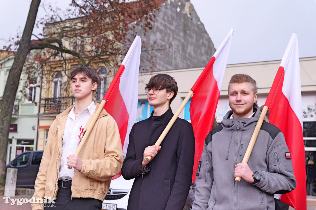 SP 1 i ZSLiA w Tucholi śpiewają hymn Polski