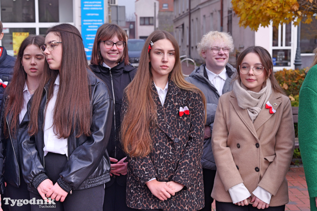 SP 1 i ZSLiA w Tucholi śpiewają hymn Polski