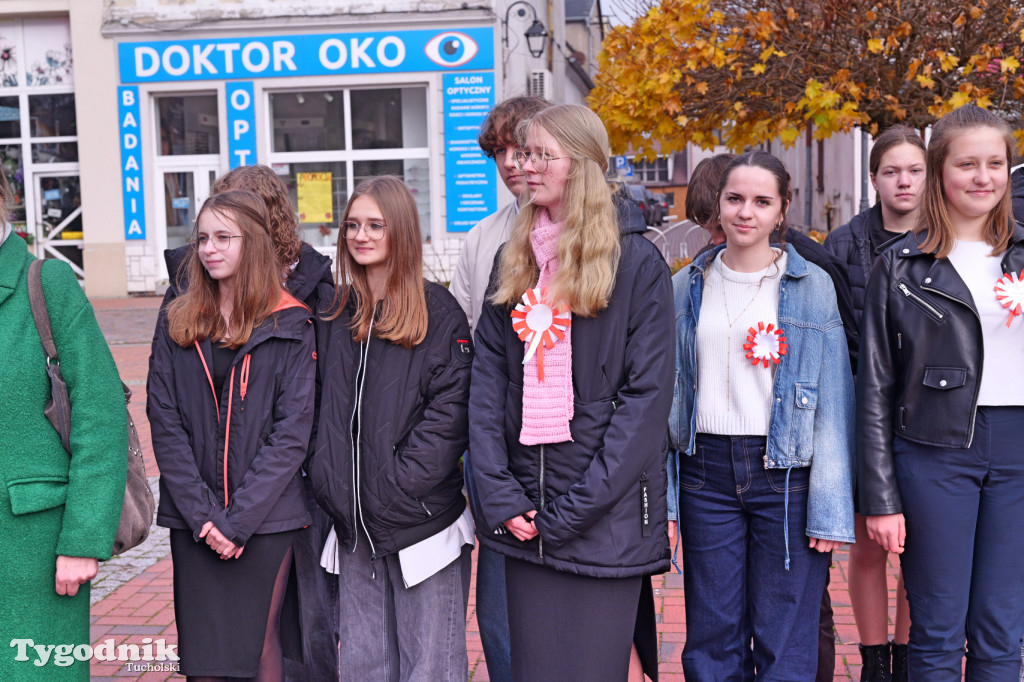 SP 1 i ZSLiA w Tucholi śpiewają hymn Polski