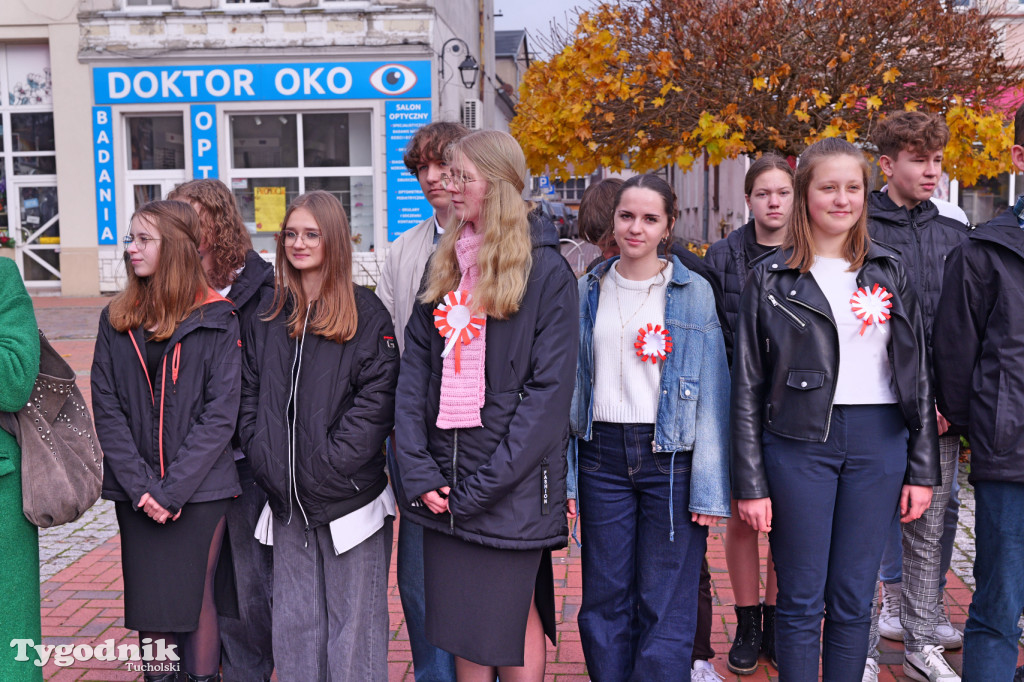 SP 1 i ZSLiA w Tucholi śpiewają hymn Polski