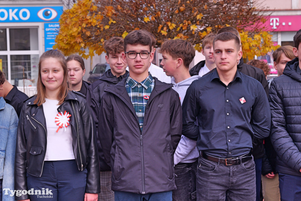 SP 1 i ZSLiA w Tucholi śpiewają hymn Polski