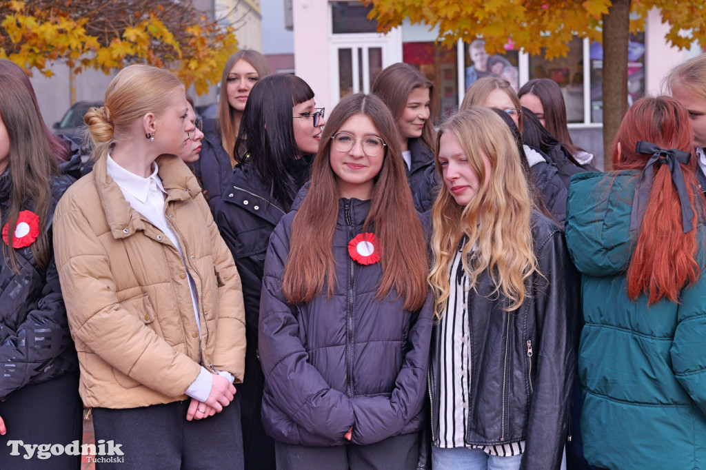 SP 1 i ZSLiA w Tucholi śpiewają hymn Polski