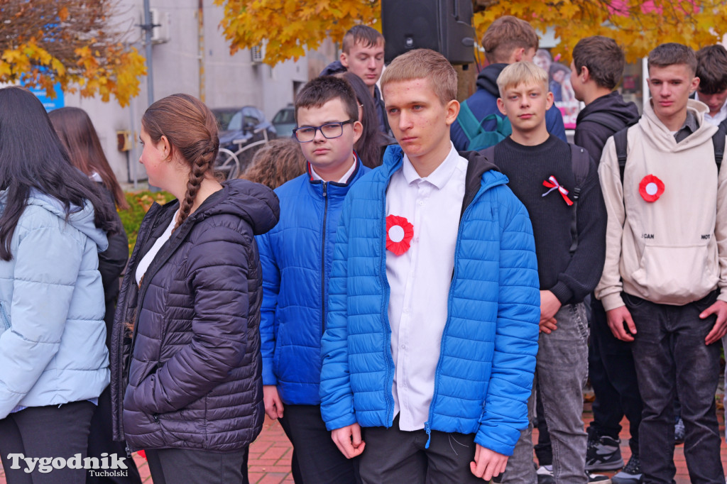 SP 1 i ZSLiA w Tucholi śpiewają hymn Polski