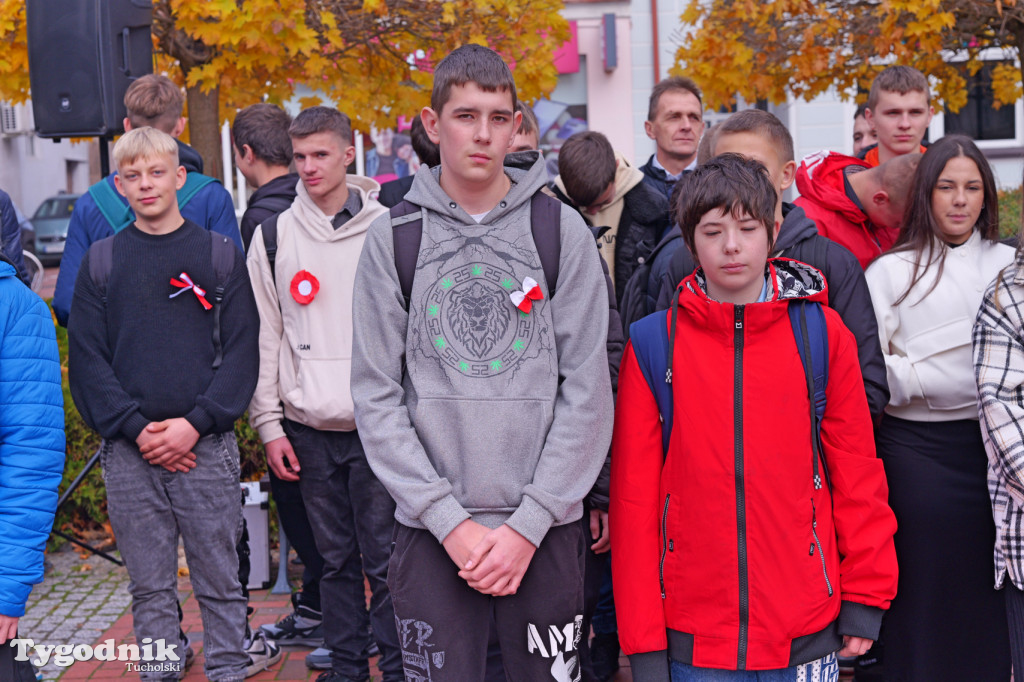 SP 1 i ZSLiA w Tucholi śpiewają hymn Polski