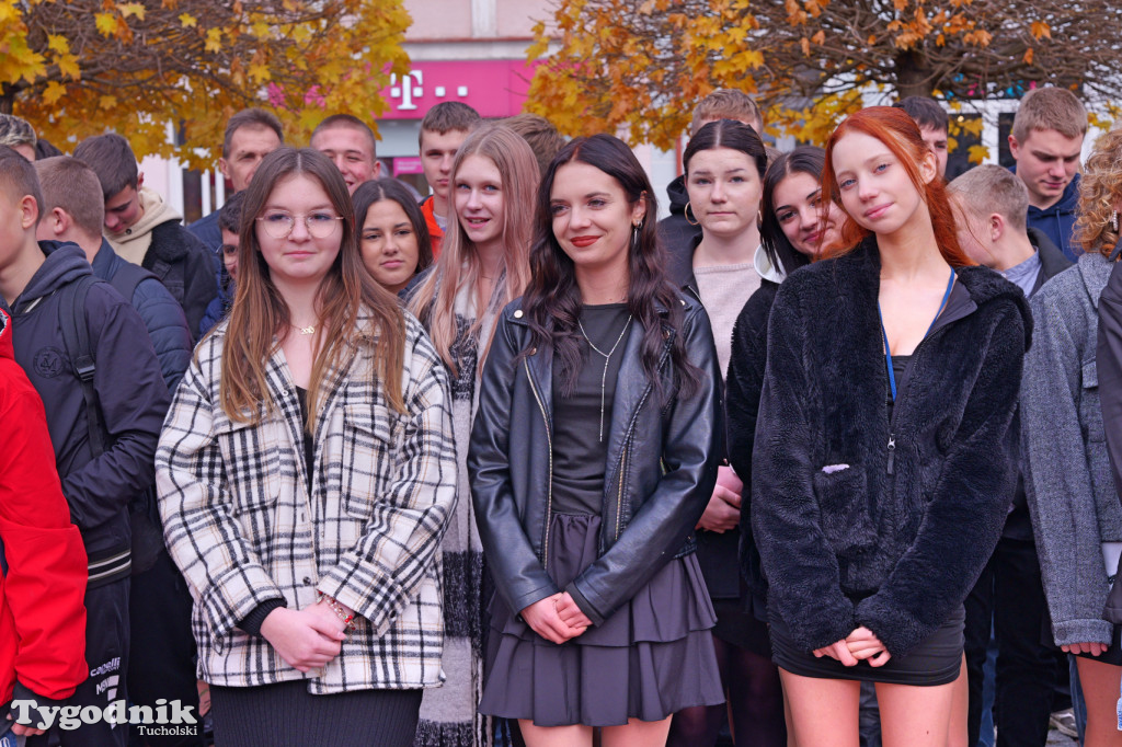 SP 1 i ZSLiA w Tucholi śpiewają hymn Polski