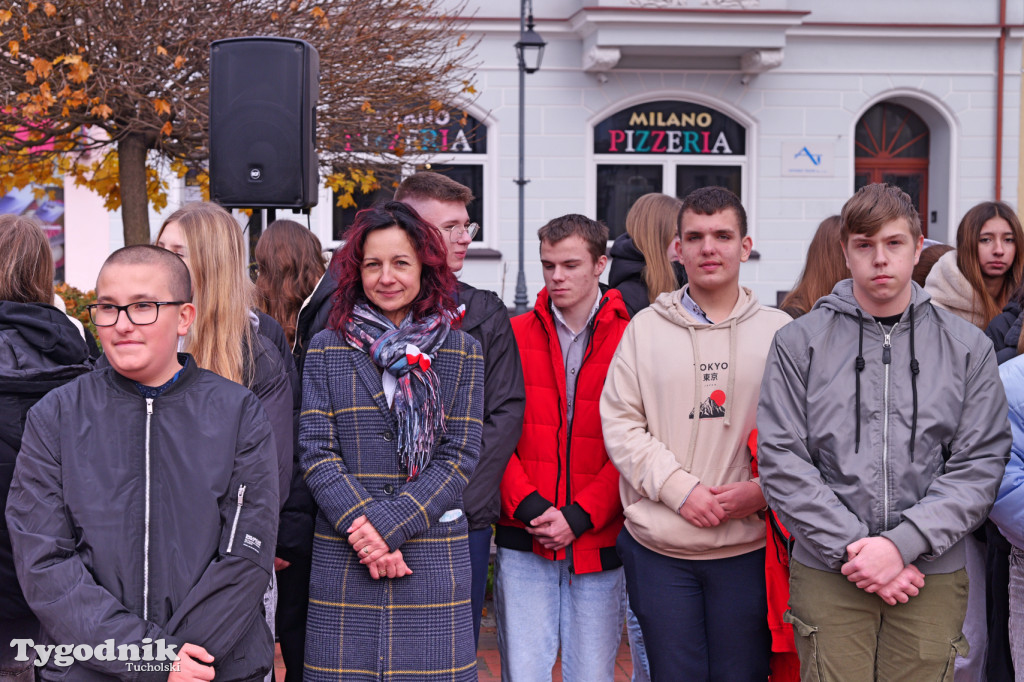 SP 1 i ZSLiA w Tucholi śpiewają hymn Polski