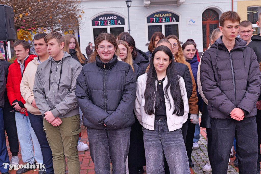 SP 1 i ZSLiA w Tucholi śpiewają hymn Polski