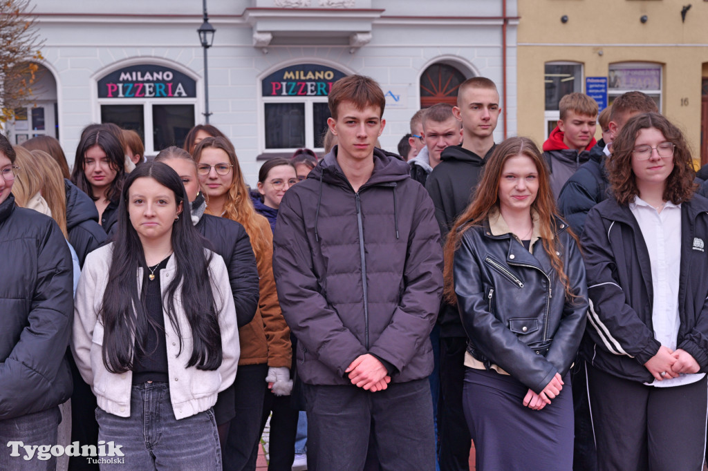 SP 1 i ZSLiA w Tucholi śpiewają hymn Polski