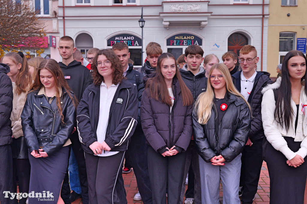 SP 1 i ZSLiA w Tucholi śpiewają hymn Polski