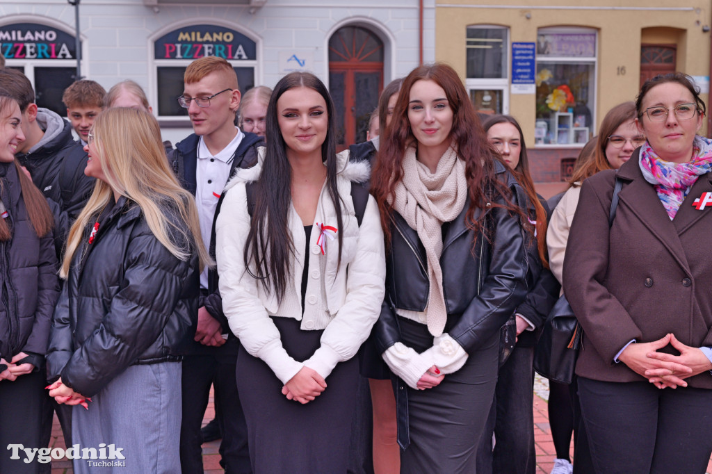 SP 1 i ZSLiA w Tucholi śpiewają hymn Polski