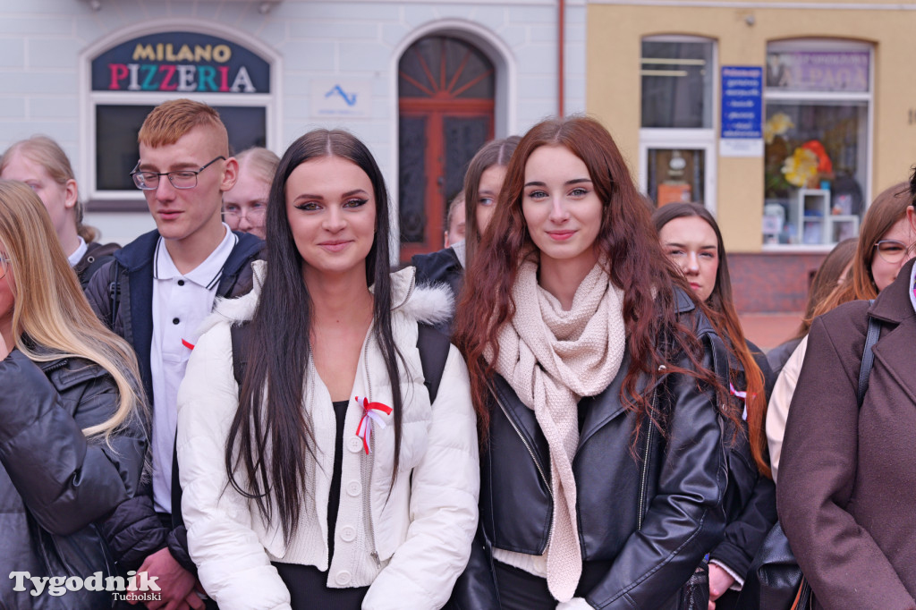 SP 1 i ZSLiA w Tucholi śpiewają hymn Polski