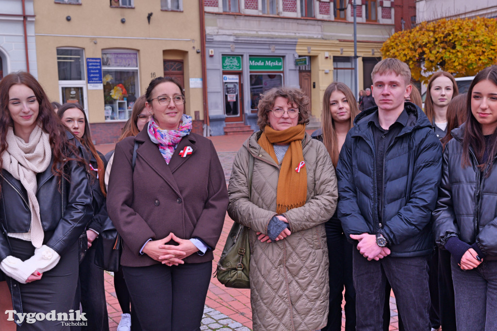 SP 1 i ZSLiA w Tucholi śpiewają hymn Polski
