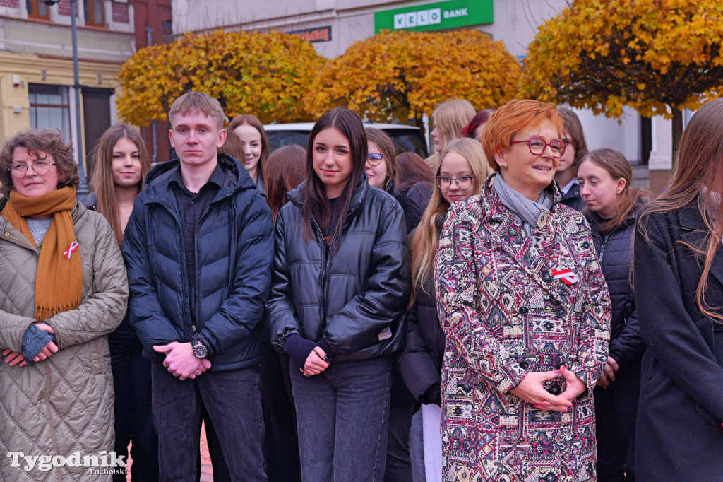 SP 1 i ZSLiA w Tucholi śpiewają hymn Polski