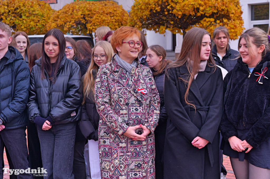 SP 1 i ZSLiA w Tucholi śpiewają hymn Polski