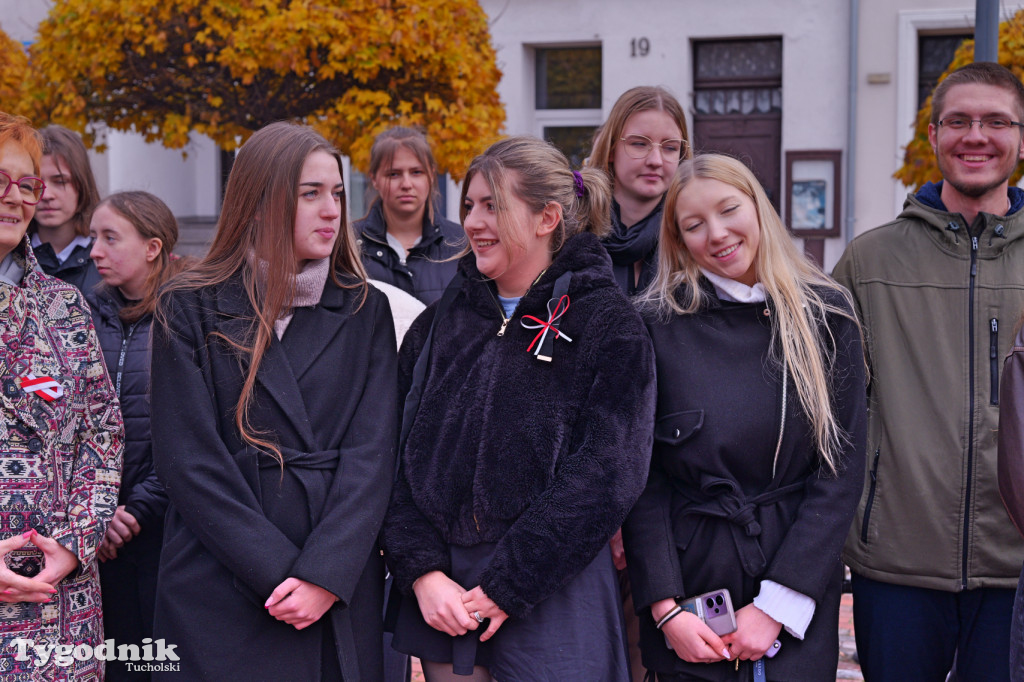 SP 1 i ZSLiA w Tucholi śpiewają hymn Polski