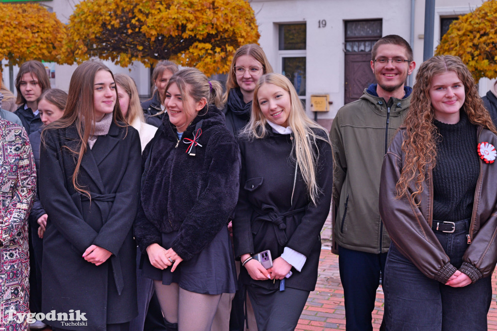 SP 1 i ZSLiA w Tucholi śpiewają hymn Polski