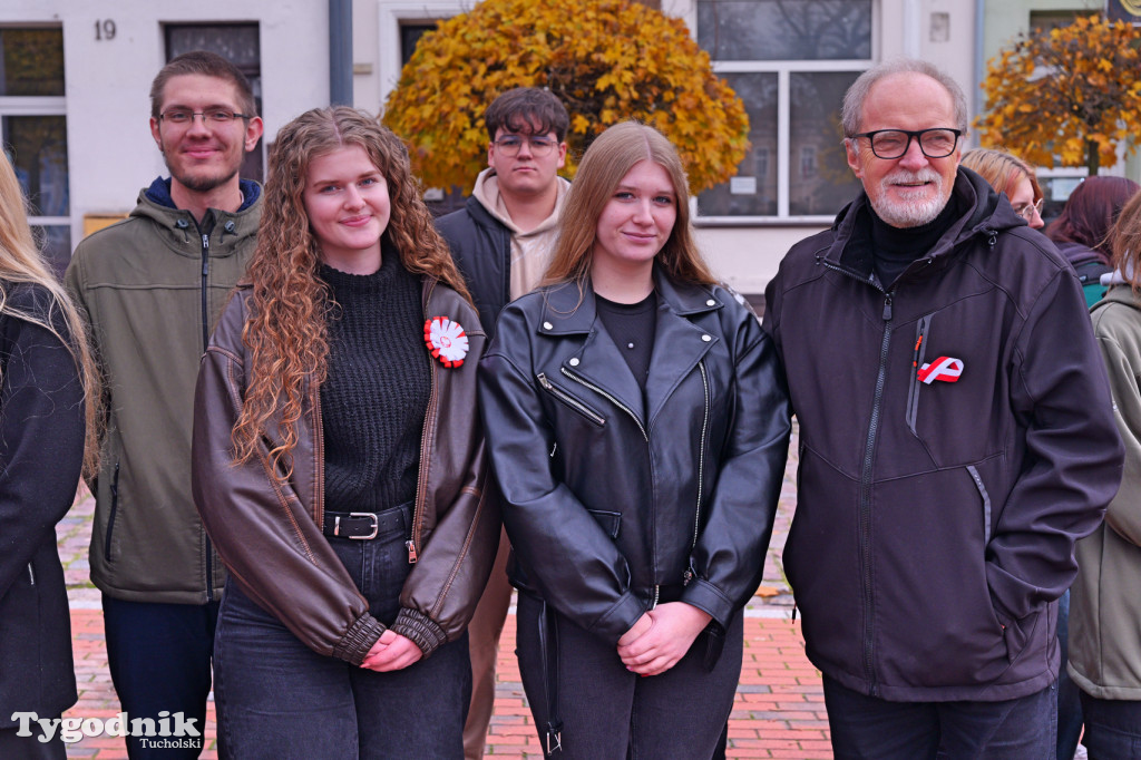 SP 1 i ZSLiA w Tucholi śpiewają hymn Polski