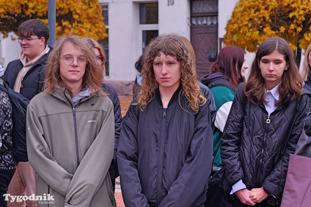 SP 1 i ZSLiA w Tucholi śpiewają hymn Polski