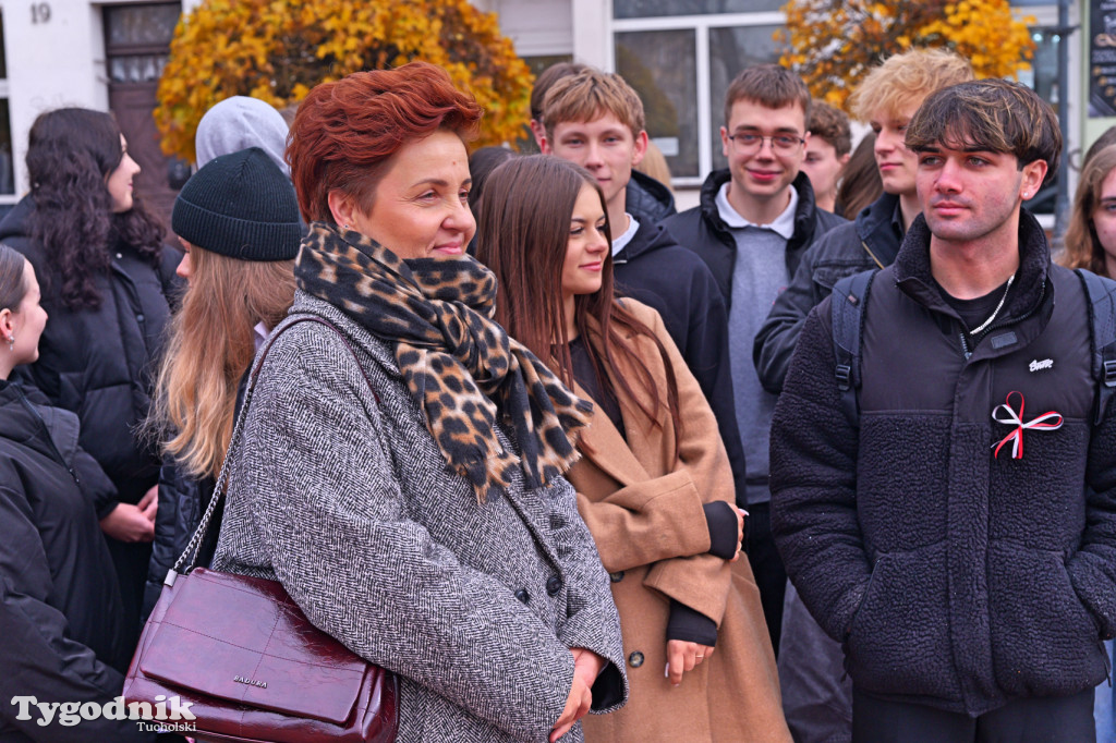 SP 1 i ZSLiA w Tucholi śpiewają hymn Polski