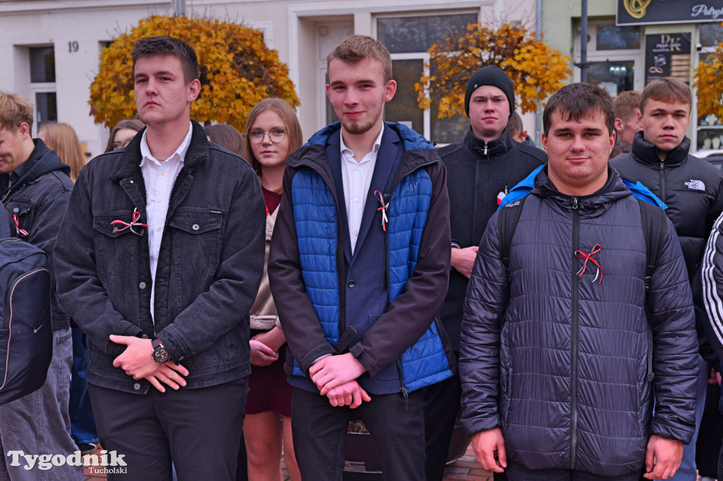 SP 1 i ZSLiA w Tucholi śpiewają hymn Polski