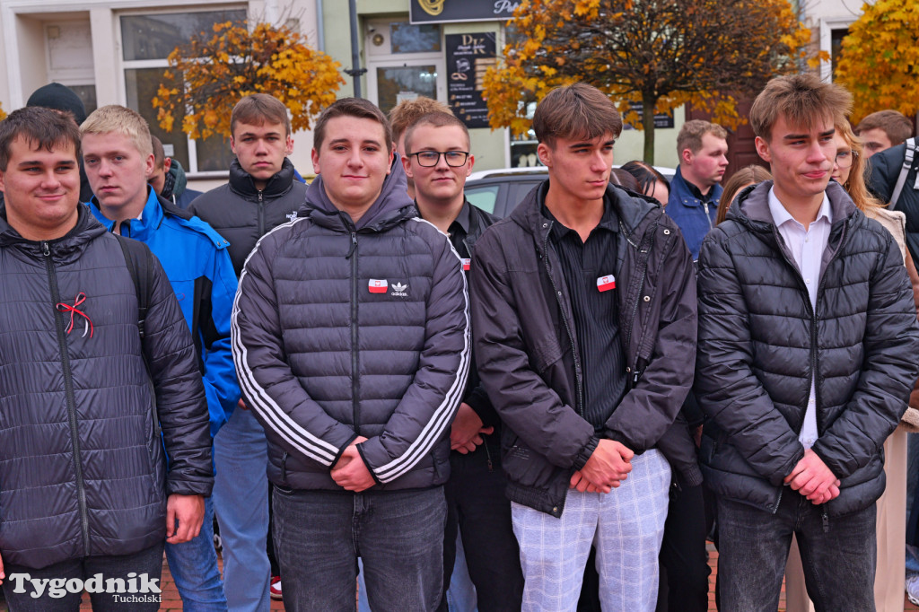 SP 1 i ZSLiA w Tucholi śpiewają hymn Polski