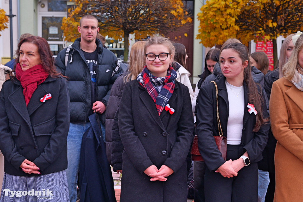 SP 1 i ZSLiA w Tucholi śpiewają hymn Polski