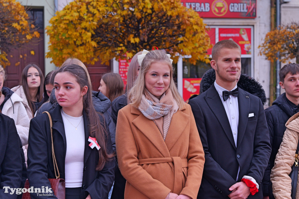 SP 1 i ZSLiA w Tucholi śpiewają hymn Polski