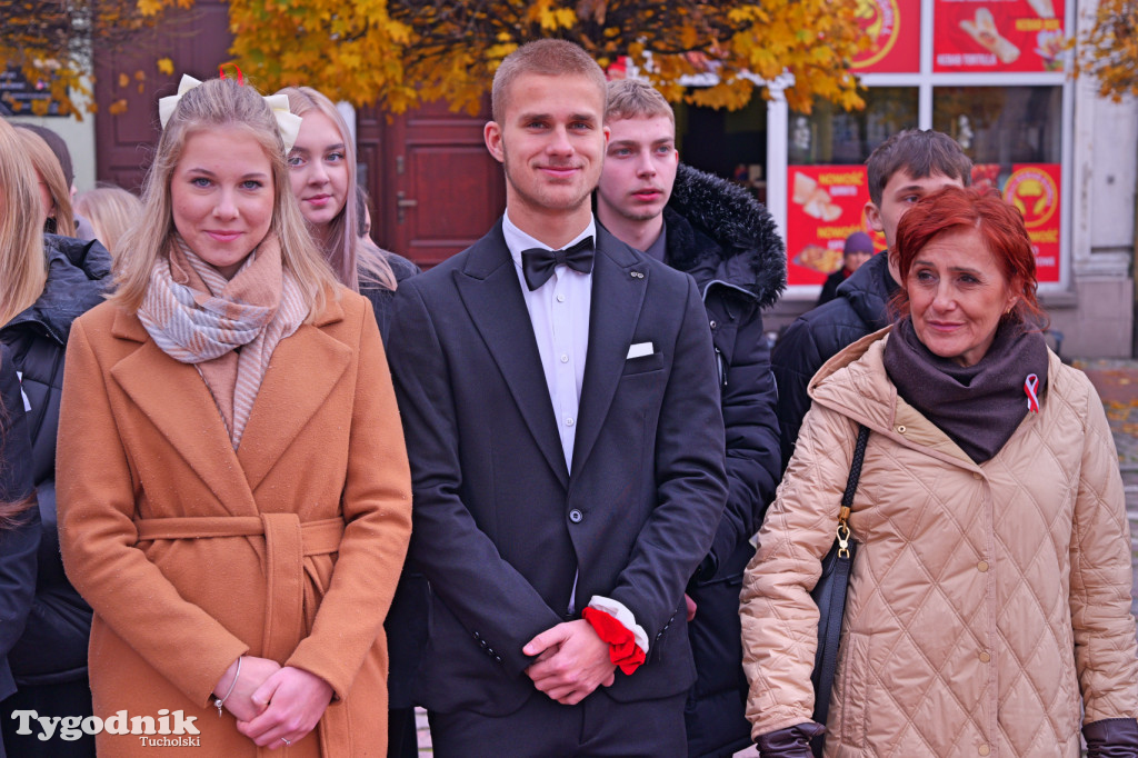 SP 1 i ZSLiA w Tucholi śpiewają hymn Polski