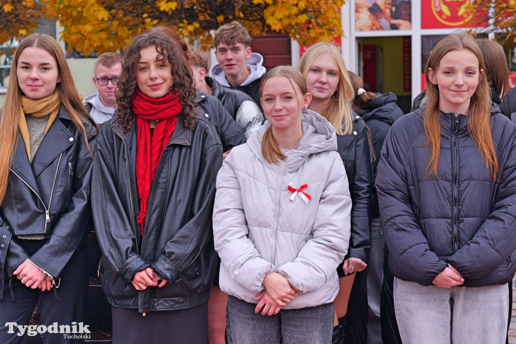 SP 1 i ZSLiA w Tucholi śpiewają hymn Polski