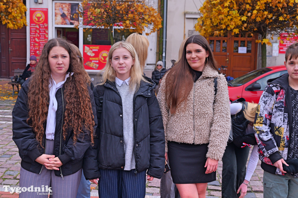 SP 1 i ZSLiA w Tucholi śpiewają hymn Polski