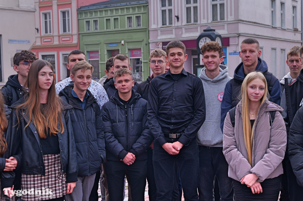 SP 1 i ZSLiA w Tucholi śpiewają hymn Polski