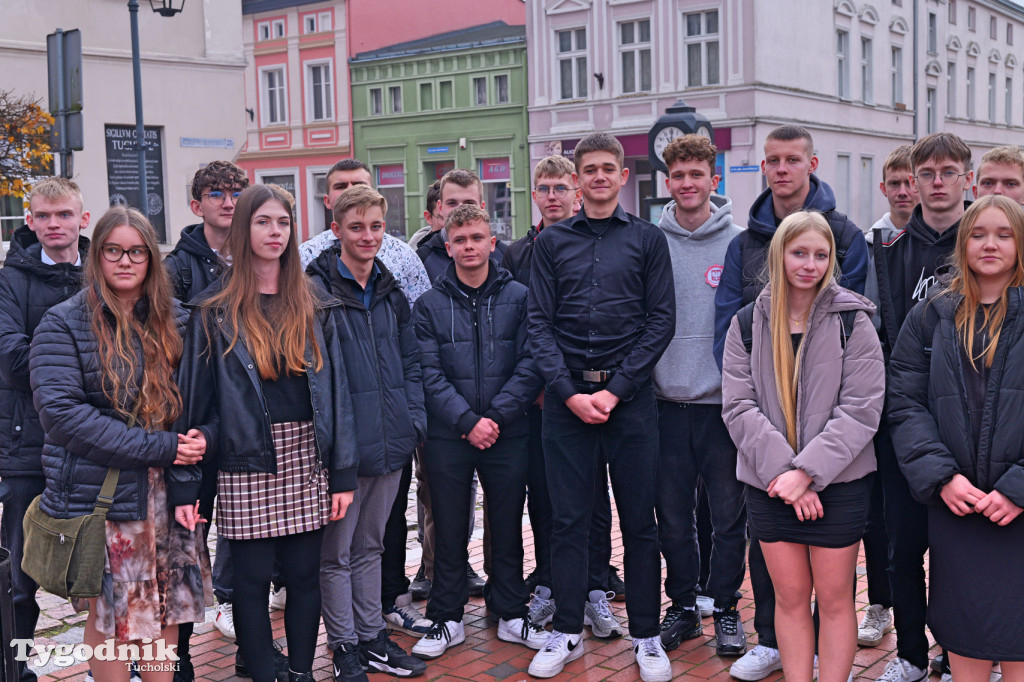 SP 1 i ZSLiA w Tucholi śpiewają hymn Polski