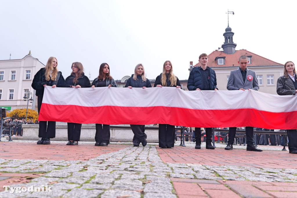 SP 1 i ZSLiA w Tucholi śpiewają hymn Polski