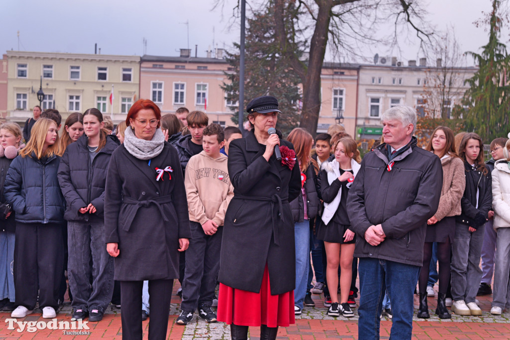SP 1 i ZSLiA w Tucholi śpiewają hymn Polski