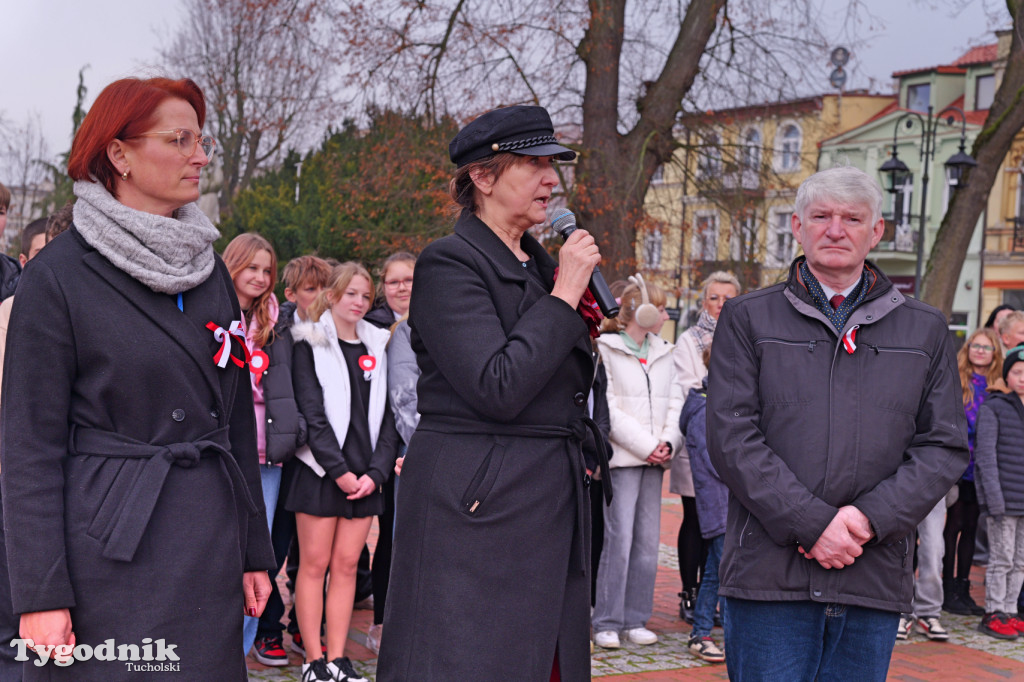 SP 1 i ZSLiA w Tucholi śpiewają hymn Polski