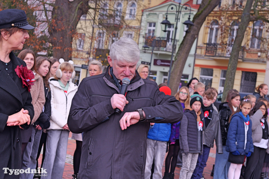 SP 1 i ZSLiA w Tucholi śpiewają hymn Polski