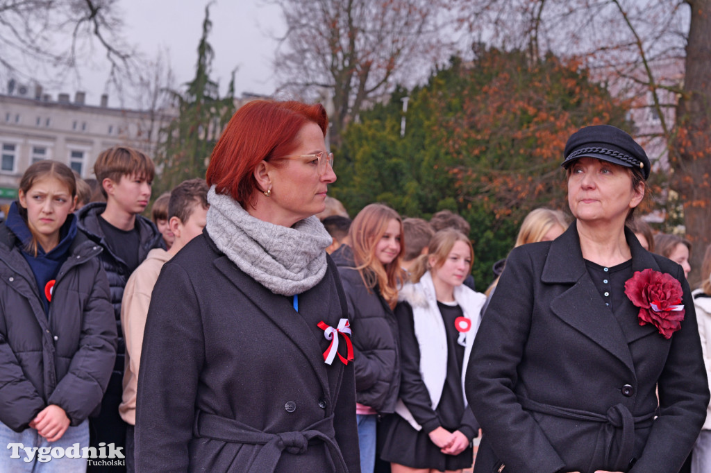 SP 1 i ZSLiA w Tucholi śpiewają hymn Polski