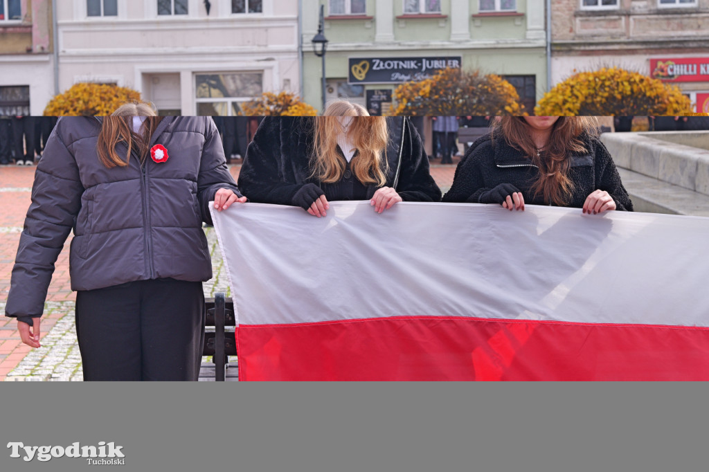 SP 1 i ZSLiA w Tucholi śpiewają hymn Polski