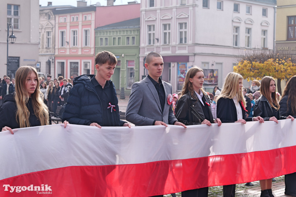 SP 1 i ZSLiA w Tucholi śpiewają hymn Polski