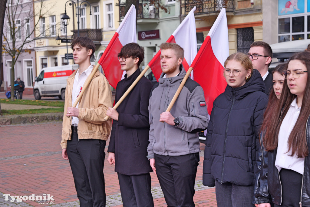 SP 1 i ZSLiA w Tucholi śpiewają hymn Polski