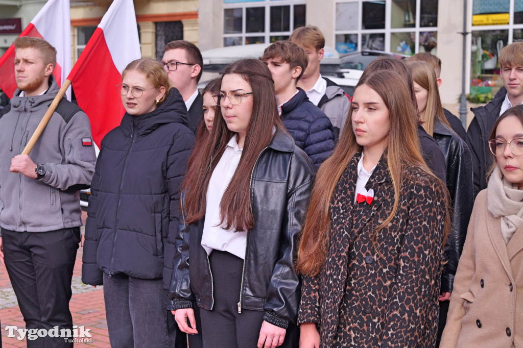 SP 1 i ZSLiA w Tucholi śpiewają hymn Polski