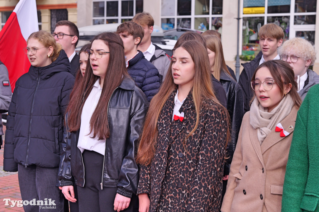 SP 1 i ZSLiA w Tucholi śpiewają hymn Polski
