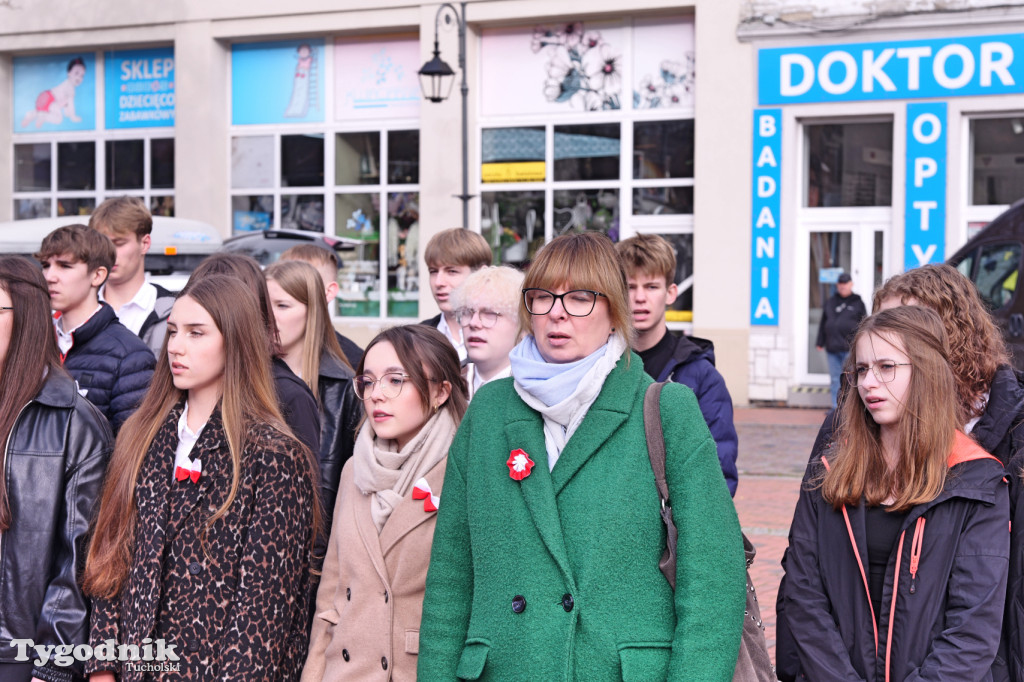 SP 1 i ZSLiA w Tucholi śpiewają hymn Polski
