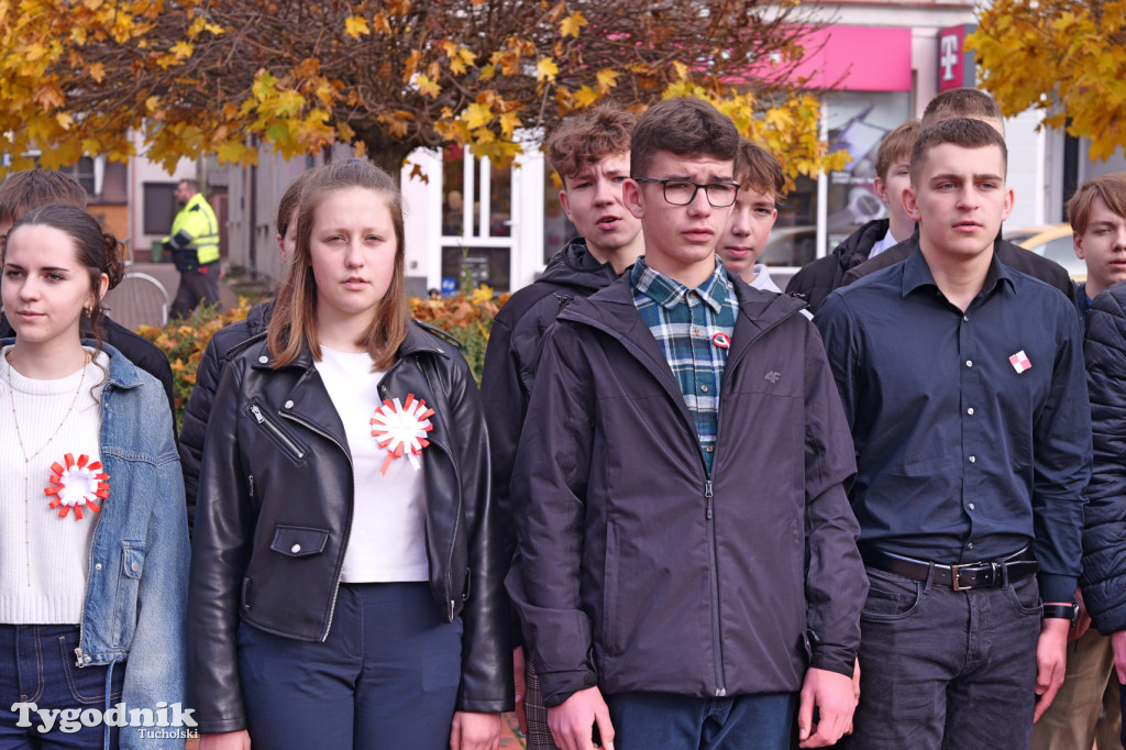 SP 1 i ZSLiA w Tucholi śpiewają hymn Polski