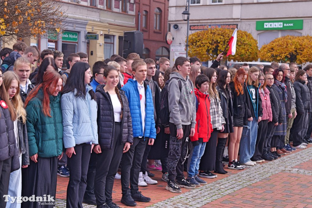 SP 1 i ZSLiA w Tucholi śpiewają hymn Polski