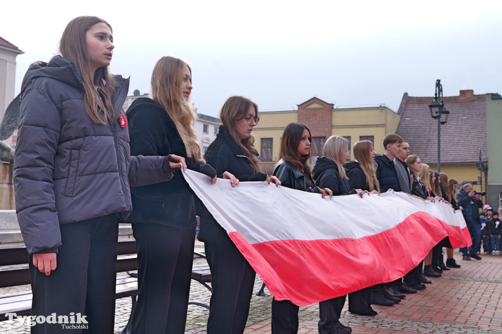 SP 1 i ZSLiA w Tucholi śpiewają hymn Polski