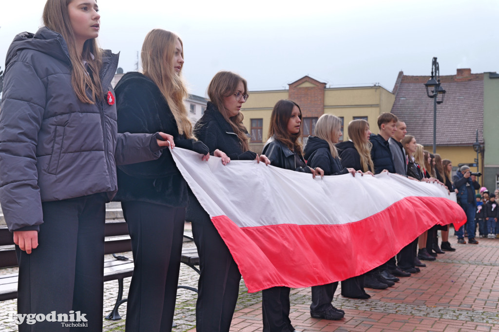 SP 1 i ZSLiA w Tucholi śpiewają hymn Polski